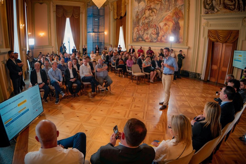 Leite detalhou proposta que equipara salário dos docentes gaúchos ao piso nacional (Foto: Joel Vargas / GVG)